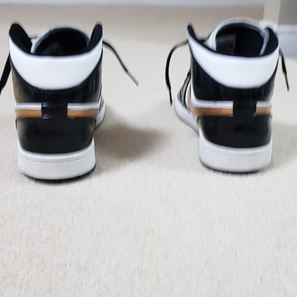 Jordan 1 Mid Patent (Black, White, Gold) - Picture 3 of 3